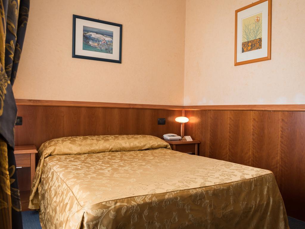 Hotel Bluebay Colle Della Trinita Perugia Corciano Habitación foto